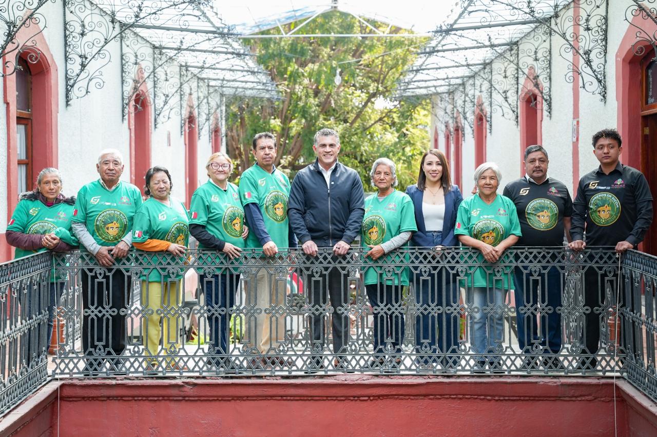 Alcalde Alfonso Sánchez García entrega uniformes deportivos a adultos mayores del equipo 'Guerreros de Xicoh'